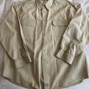 Men’s Levi’s button down shirt